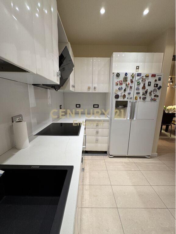 Apartament 3+1+2 + Post Parkimi per qira tek Rruga e Kosovareve 1,500 € /Muaj Sip. Totale  136m2