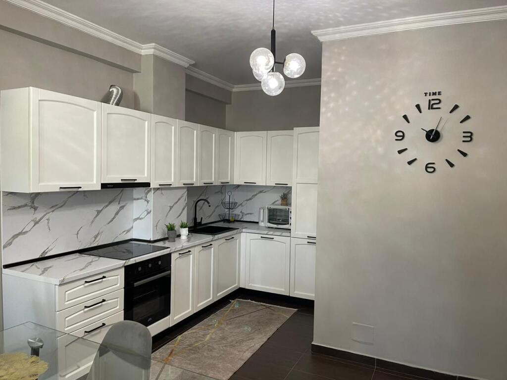 Qera Zogu Zi , 2+1+2