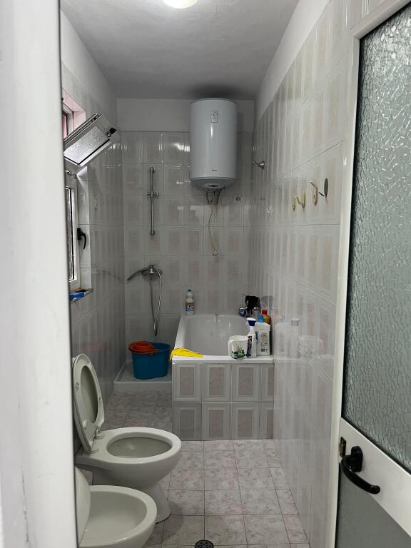 Xhamllik Tek Venuja Jepet Shtepi Me Qera 2+1 Plus Dy Poste Parkimi