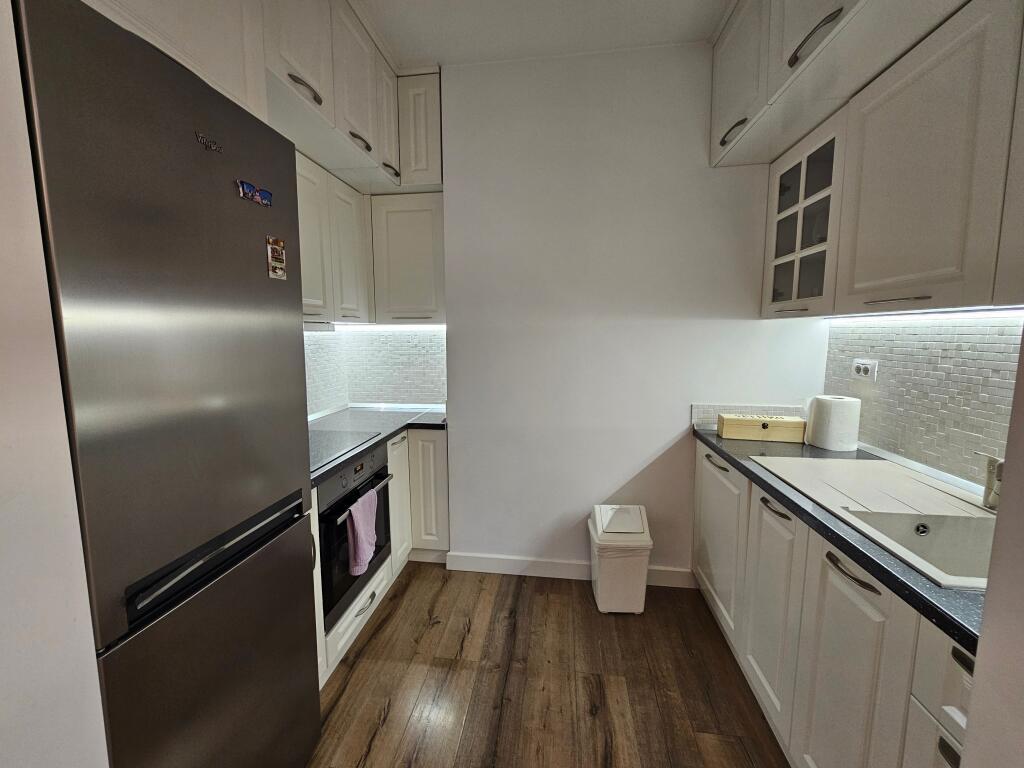 JEPET ME QERA 2+1+2+POST PARKIMI NË (AMBASADOR 3)