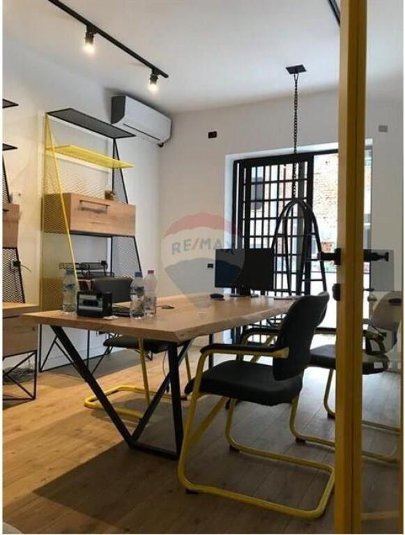 Jepet me qira ambient komercial – Rruga e Durrësit