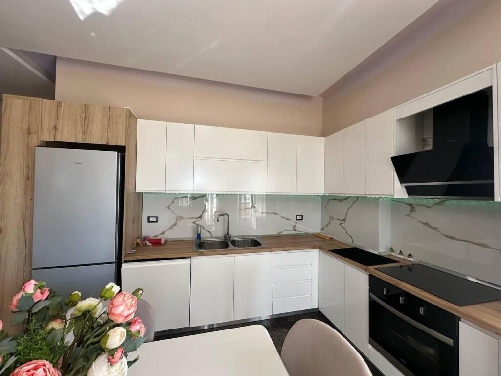 Kemi Penthouse me pamje nga deti  për qira afatgjatë në Vlorë