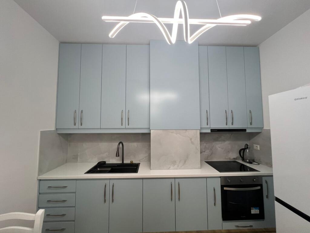 Qera apartament 1+1  Kati 6 pallat I ri me ashensor  Tek ish Fusha e Aviacionit Cmimi 60.000 leke ne muaj