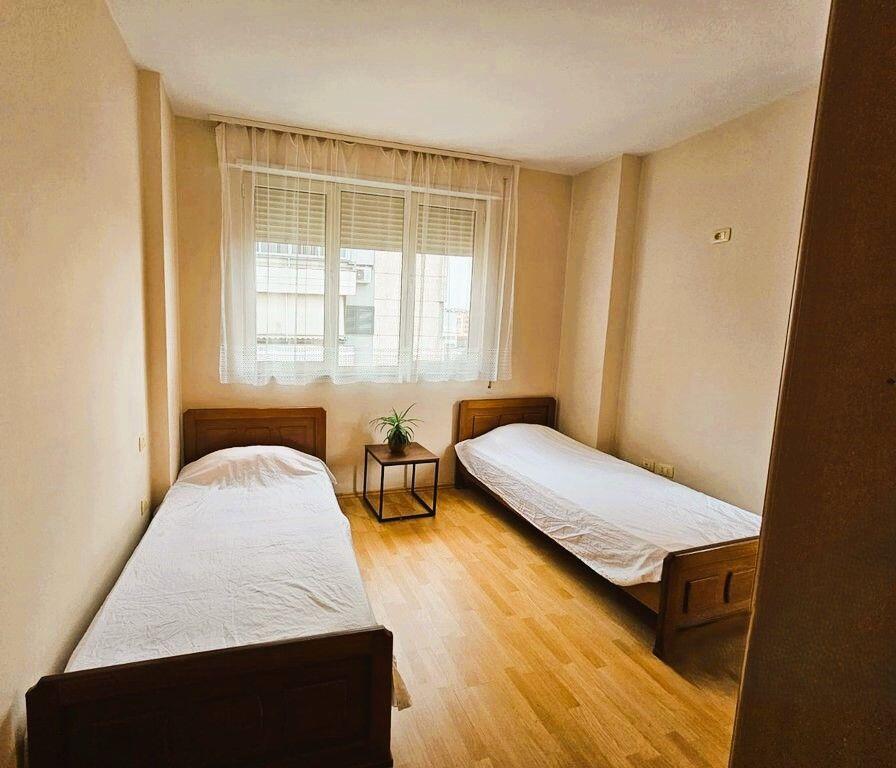 Tirane, jepet me qera apartament 1+1+Aneks+Ballkon Kati 4, 50 m² 500 €