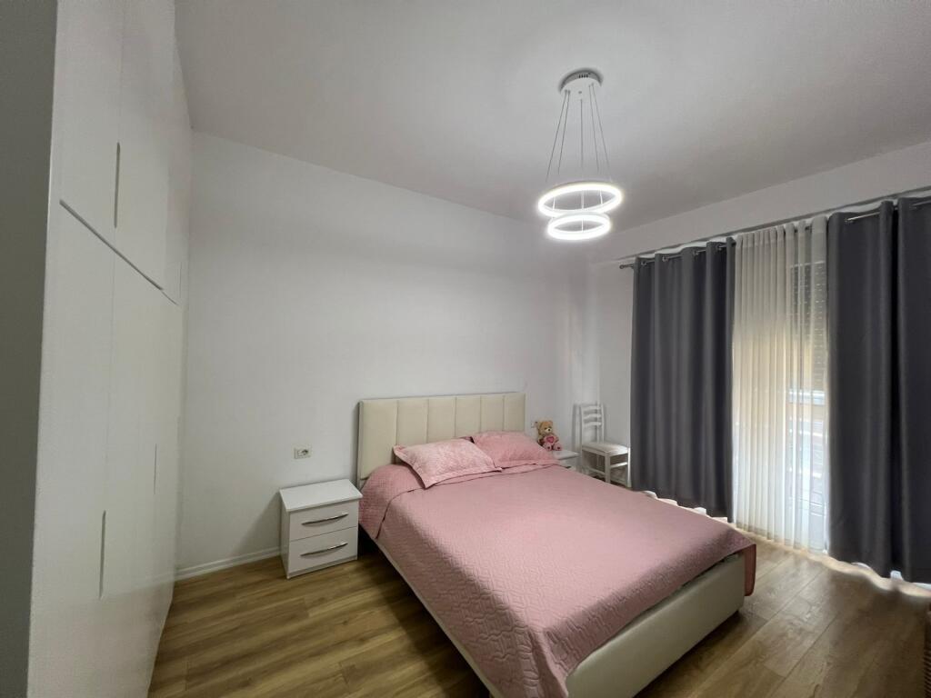 Qera apartament 1+1  Kati 6 pallat I ri me ashensor  Tek ish Fusha e Aviacionit Cmimi 60.000 leke ne muaj