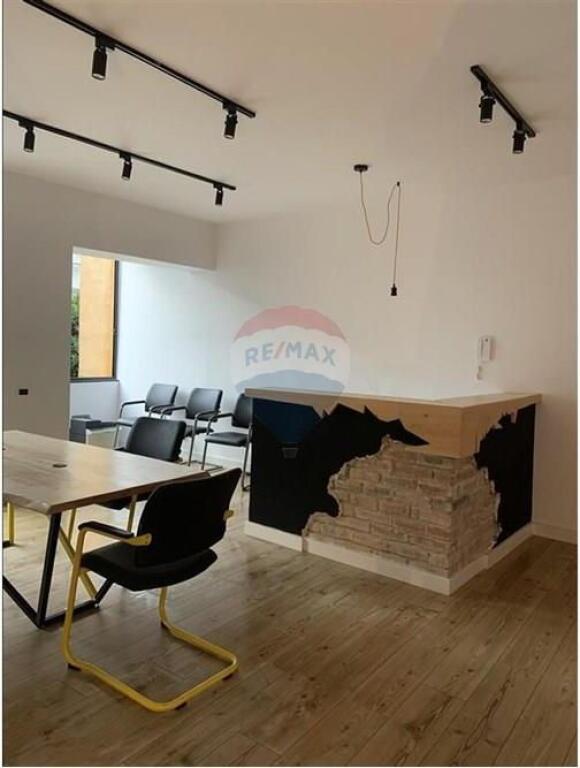 Jepet me qira ambient komercial – Rruga e Durrësit