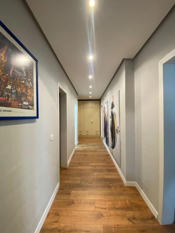 Jepet me qera apartament , Super Lokacion, 2+1 tek Ekspozita “Shqipëria Sot