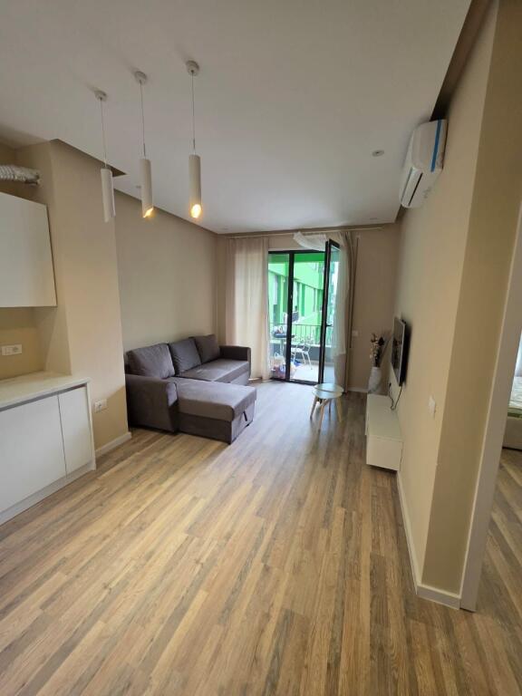 Jepet me qira 1+1 rruga 5 Maji 50.000 leke