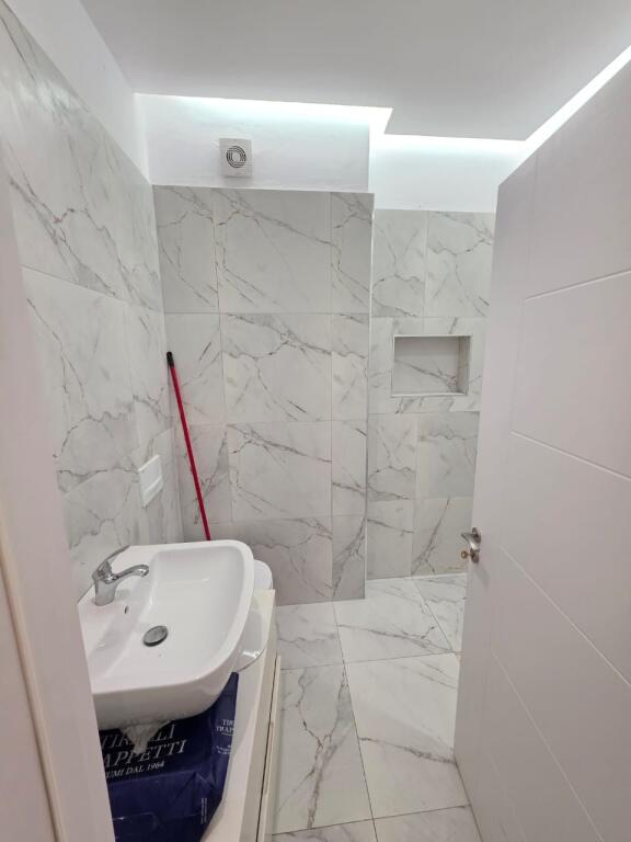 Jepet me qira 1+1 rruga 5 Maji 50.000 leke