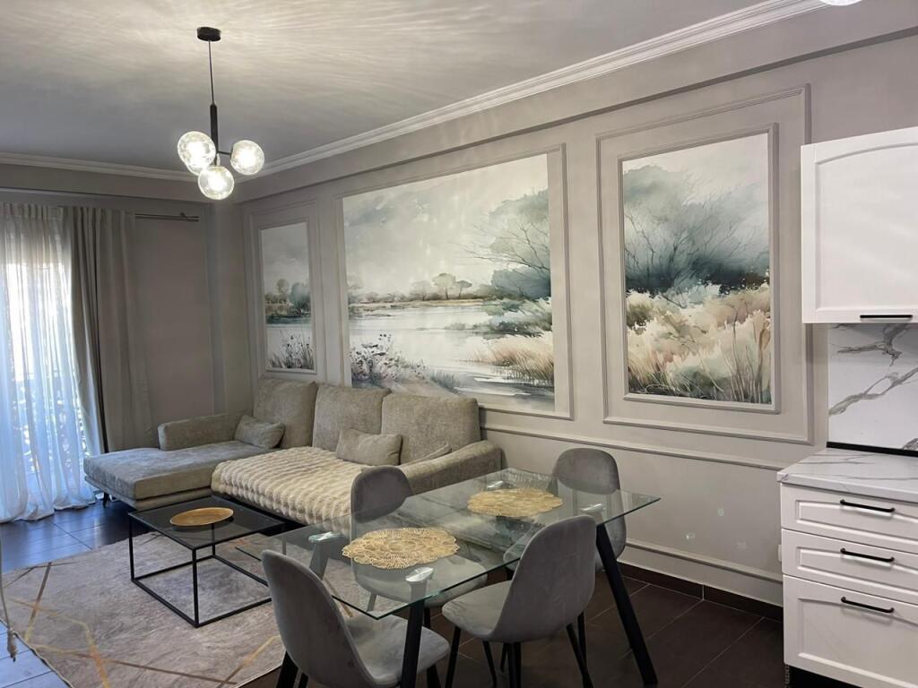 Qera Zogu Zi , 2+1+2