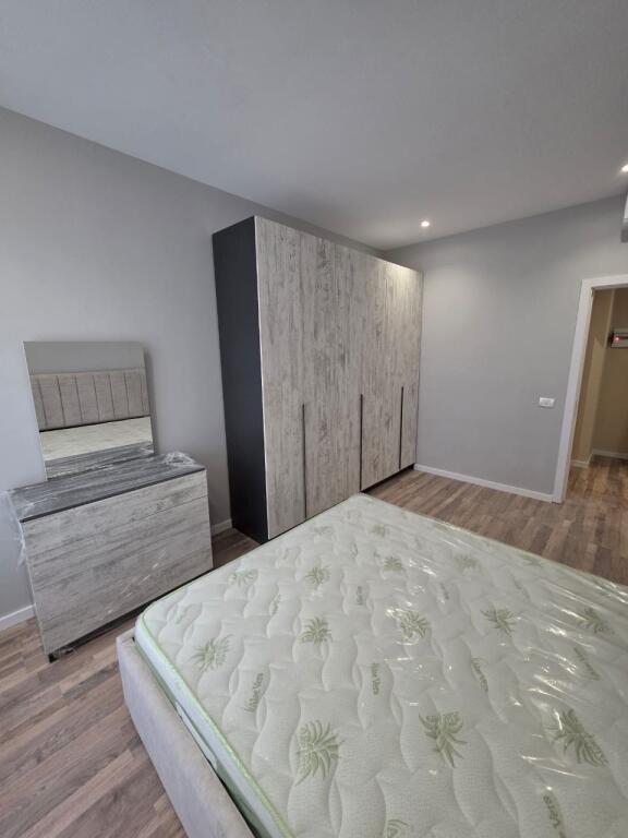 Jepet me qira 1+1 rruga 5 Maji 50.000 leke