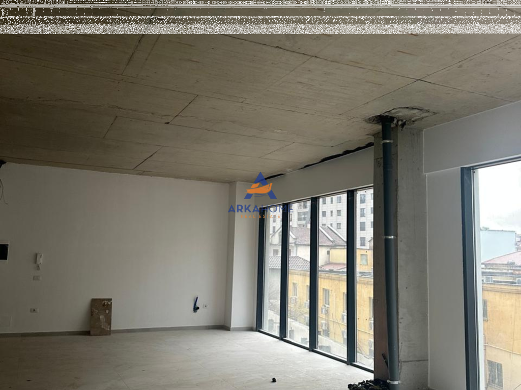 JEPET ZYRE ME QERA 365M2 "TE RRUGA E BARRIKADAVE" 7300 EURO