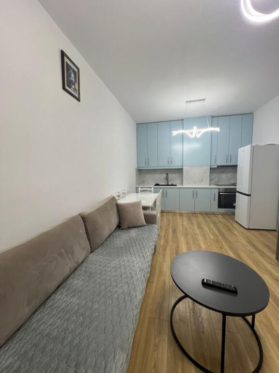 Qera apartament 1+1  Kati 6 pallat I ri me ashensor  Tek ish Fusha e Aviacionit Cmimi 60.000 leke ne muaj