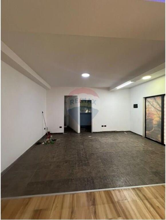 Jepet me qira zyrë 60 m² – Zogu i Zi