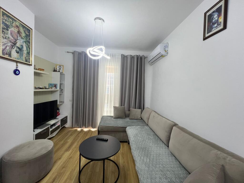 Qera apartament 1+1  Kati 6 pallat I ri me ashensor  Tek ish Fusha e Aviacionit Cmimi 60.000 leke ne muaj