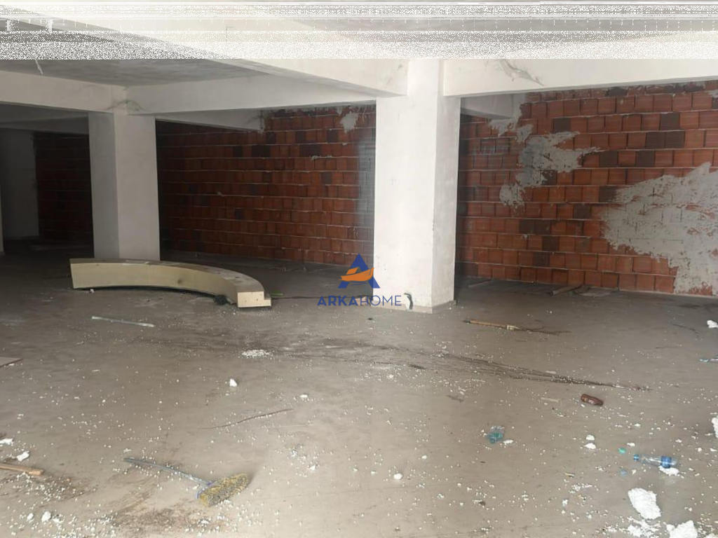 UNITÀ COMMERCIALE IN VENDITA 262M2 "FRESK, VICINO AL DISTRIBUTORE DI CARBURANTE GEGA OIL" 262.000 EURO