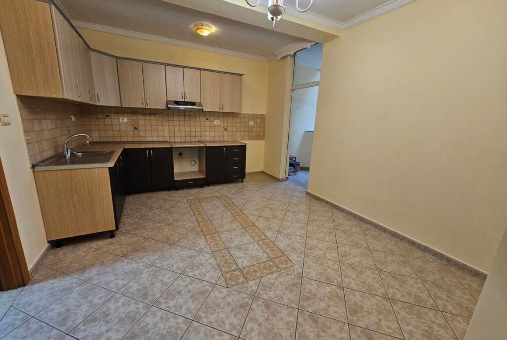 Tek Komuna E Parisit Shitet Apartament 2+1+2 Me Lokacion Perfekt!