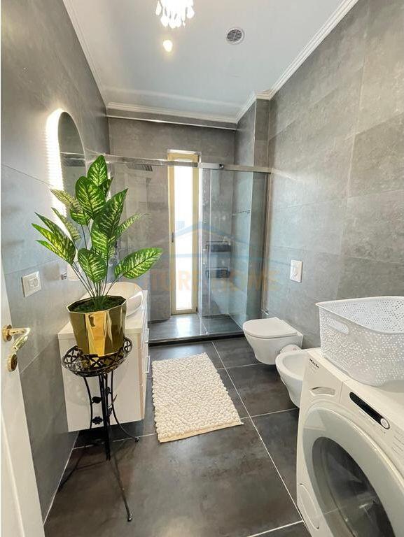 Affitto, Appartamento 2+1+Posto auto, vicino Air Albania, Tirana.