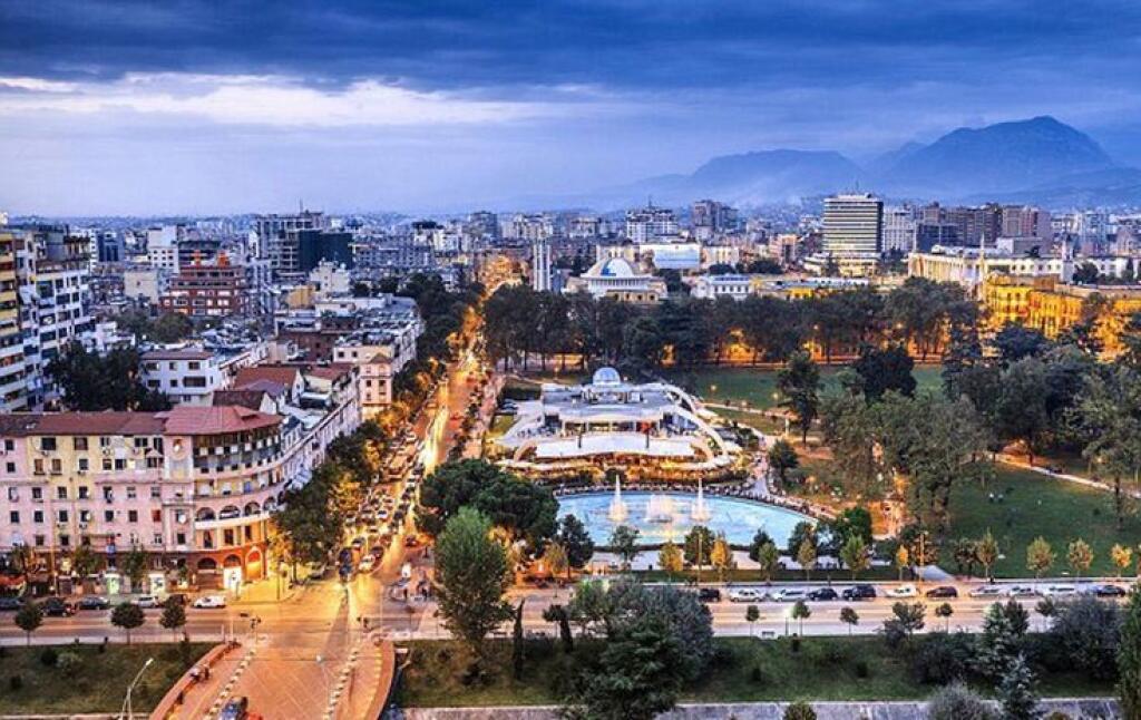 ZYRE ME QERA NE BLLOK 526M2 "RRUGA BRIGADA E VIII" 5.000 EURO