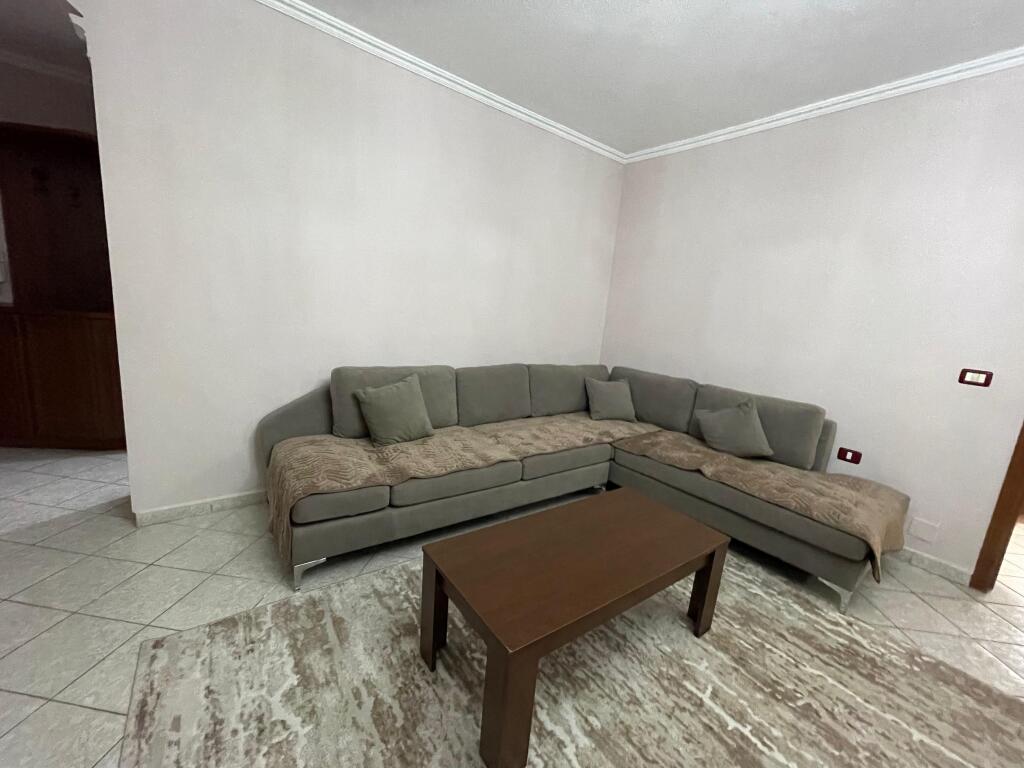 Jepet me qera 2+1, komuna parisit