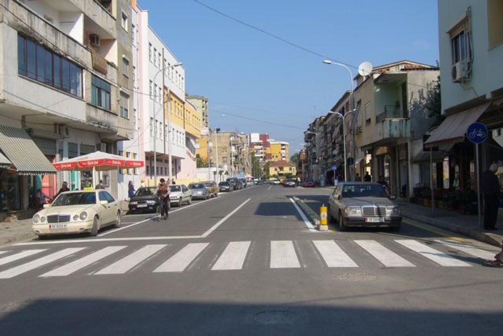 JEPET ZYRE ME QERA 365M2 "TE RRUGA E BARRIKADAVE" 7300 EURO