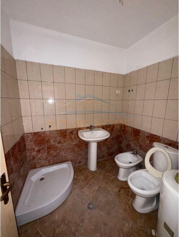 Jepet me qera Apartament 2+1+2+Post parkimi ne Misto Mame

