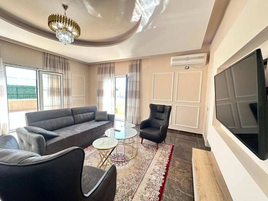 Kemi Penthouse me pamje nga deti  për qira afatgjatë në Vlorë