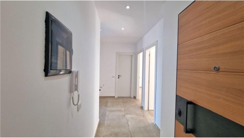 Super Occasion Apartment 2+1 for sale in Vlore