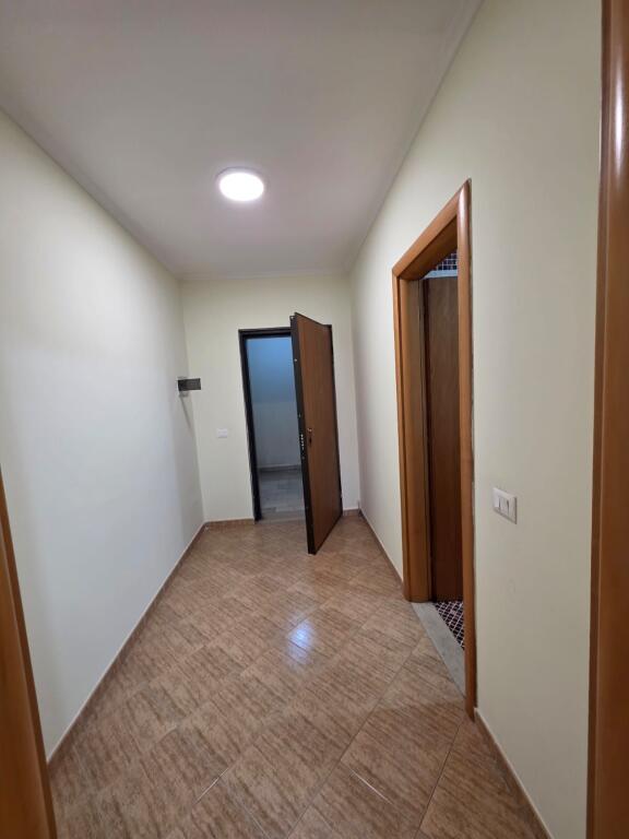 Zog Zi Affitta Appartamento Con Posto Auto Incluso Per Ufficio 2+1+2