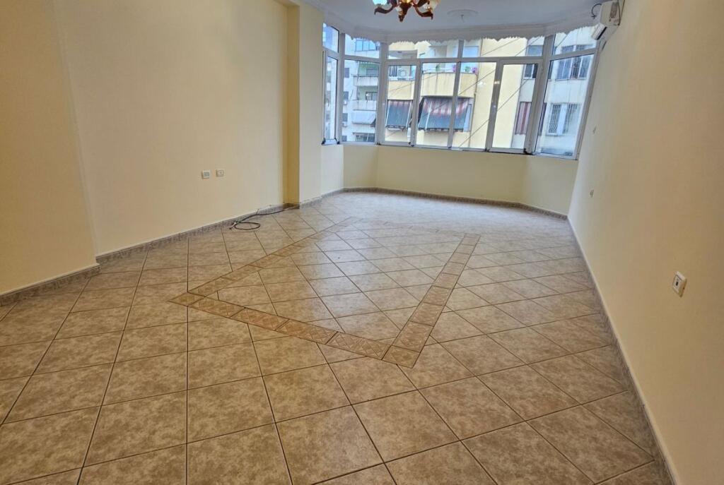 Tek Komuna E Parisit Shitet Apartament 2+1+2 Me Lokacion Perfekt!