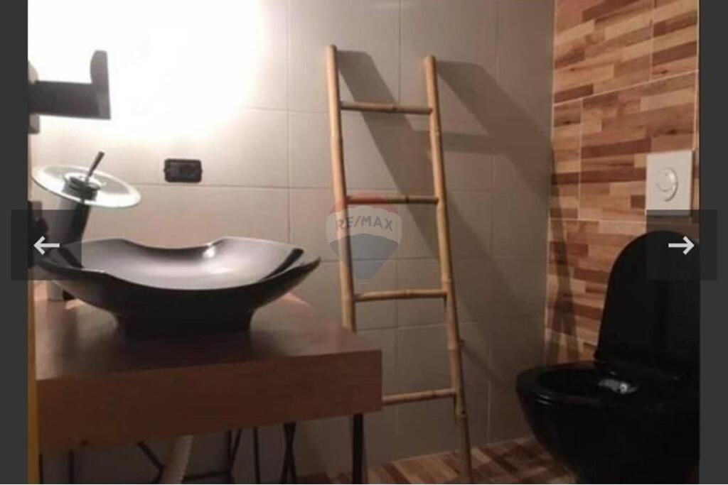 Jepet me qira ambient komercial – Rruga e Durrësit