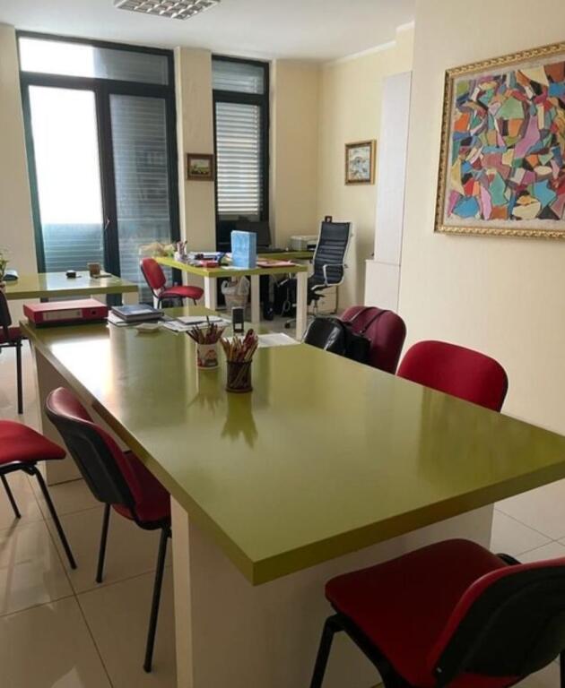 📍 Zyra 42 m² për Qira – Pozicion Strategjik pranë Liceut Artistik