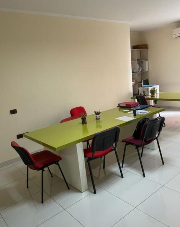 📍 Zyra 42 m² për Qira – Pozicion Strategjik pranë Liceut Artistik