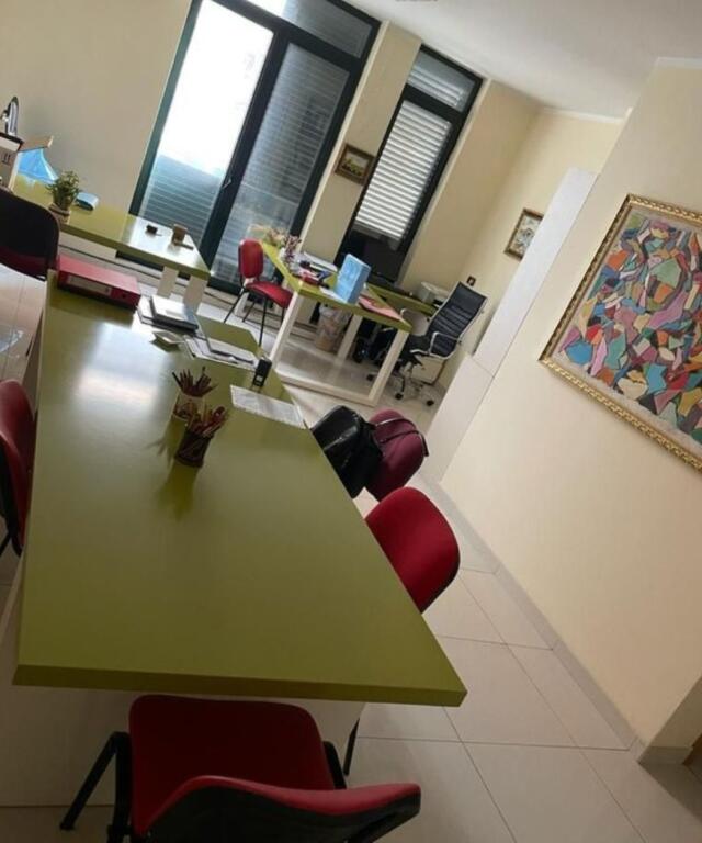 📍 Zyra 42 m² për Qira – Pozicion Strategjik pranë Liceut Artistik