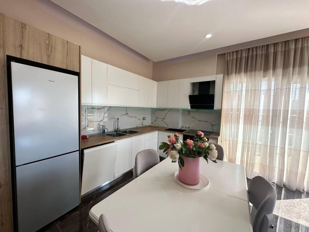 Kemi Penthouse me pamje nga deti  për qira afatgjatë në Vlorë