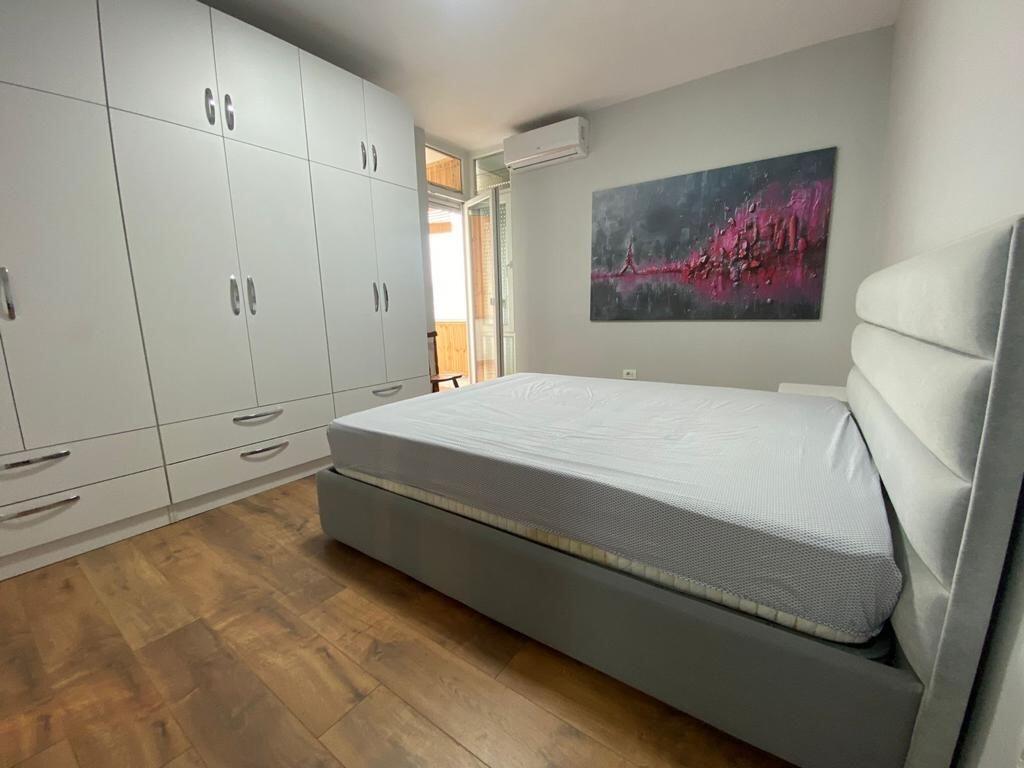 Jepet me qera apartament , Super Lokacion, 2+1 tek Ekspozita “Shqipëria Sot