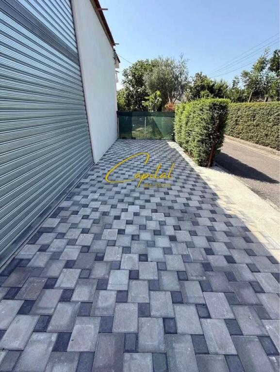 MAGAZINE ME QIRA 120 M2 LAPRAKE 65.000 LEKE