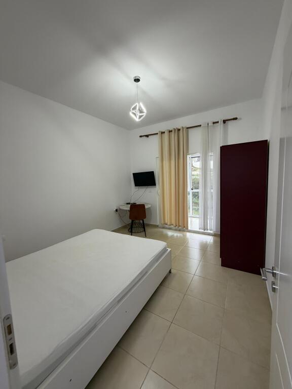 🏡 Appartamento 1+1 in affitto – Villette Tedesche  📍 Zona: Villette Tedesche 🏢 Edificio nuovo 🛋️ L'appartamento è arredato e in ottime condizioni 🍽️ Cucina completamente attrezzata 🛏️ Camera da letto confortevole ☀️ Illuminazione naturale e ambiente tranquillo  💰 Prezzo: 40.000 lek / mese