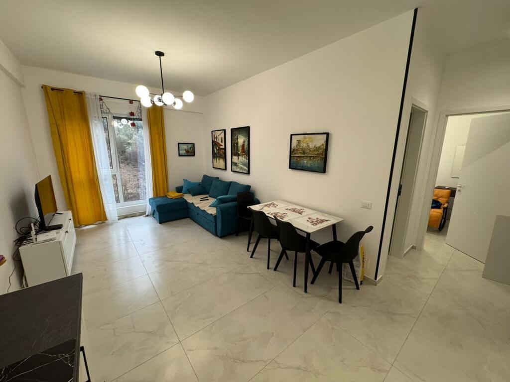 🏠 Jepet me qera apartament 1+1+ 🅿️ ✨ E mobiluar 📐 Sipërfaqe:  60m² 🏢 Kati i 3 📍 Adresa: Fresk Oxa  💰 Çmimi: 45,000 lek ne muaj  📞 Për më shumë informacion, kontakto!