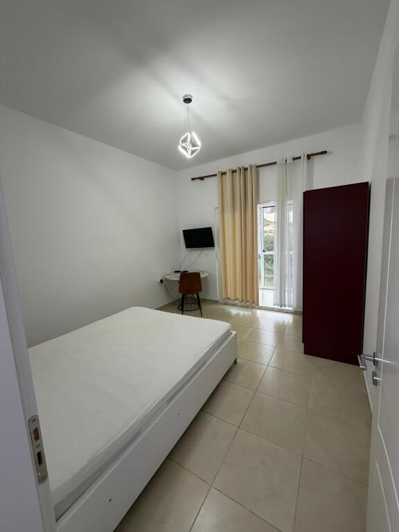 🏡 Appartamento 1+1 in affitto – Villette Tedesche  📍 Zona: Villette Tedesche 🏢 Edificio nuovo 🛋️ L'appartamento è arredato e in ottime condizioni 🍽️ Cucina completamente attrezzata 🛏️ Camera da letto confortevole ☀️ Illuminazione naturale e ambiente tranquillo  💰 Prezzo: 40.000 lek / mese