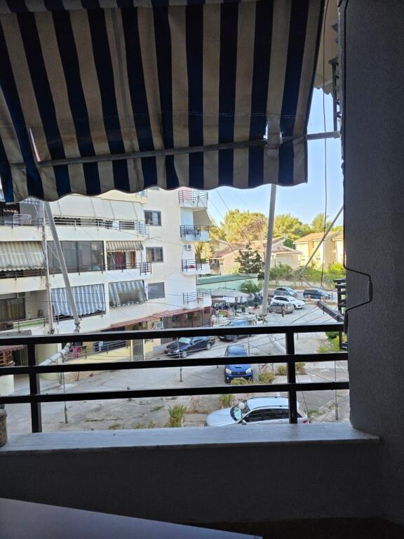 Apartament 1+1 me kuzhinë të veçuar në Golem