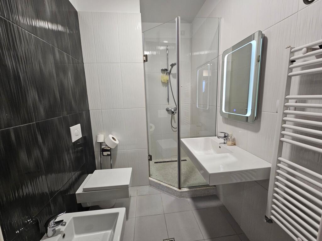 JEPET ME QERA 2+1+2+POST PARKIMI NË (AMBASADOR 3)