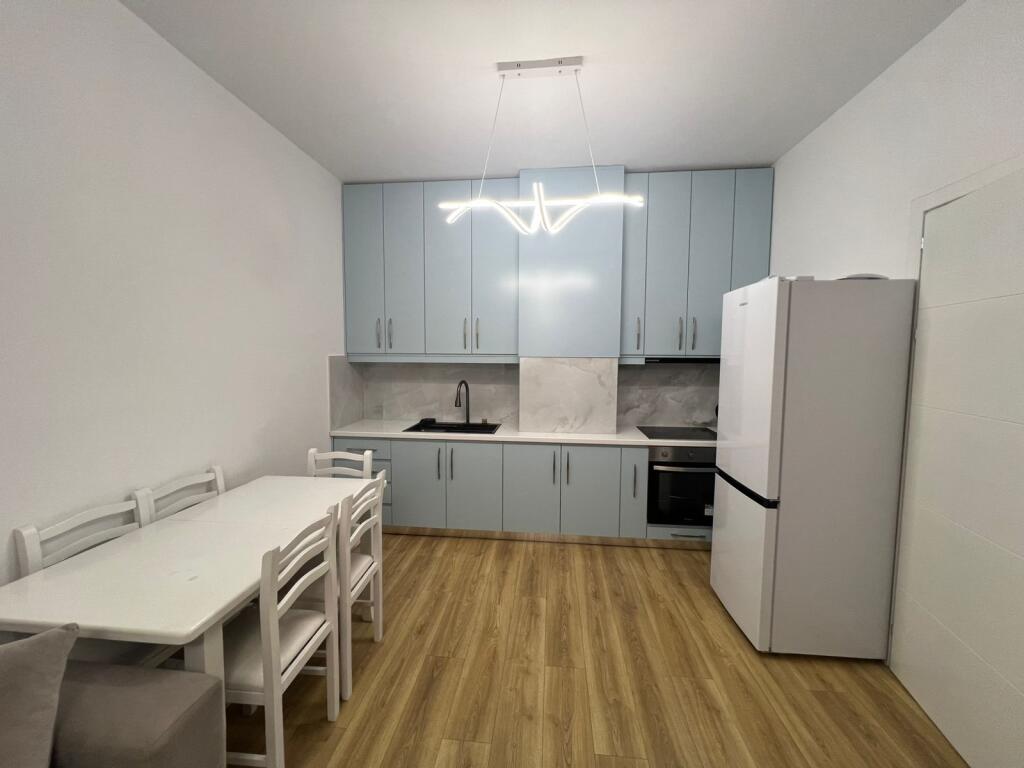 Qera apartament 1+1  Kati 6 pallat I ri me ashensor  Tek ish Fusha e Aviacionit Cmimi 60.000 leke ne muaj