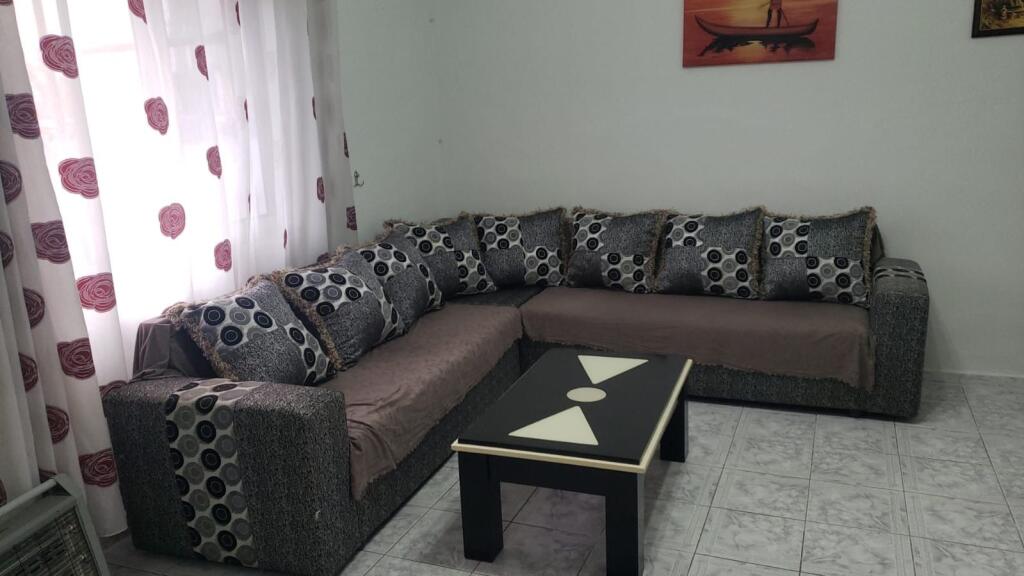 Jepet me qira 2+1 shpi private LAPRAKE 400 mije leke