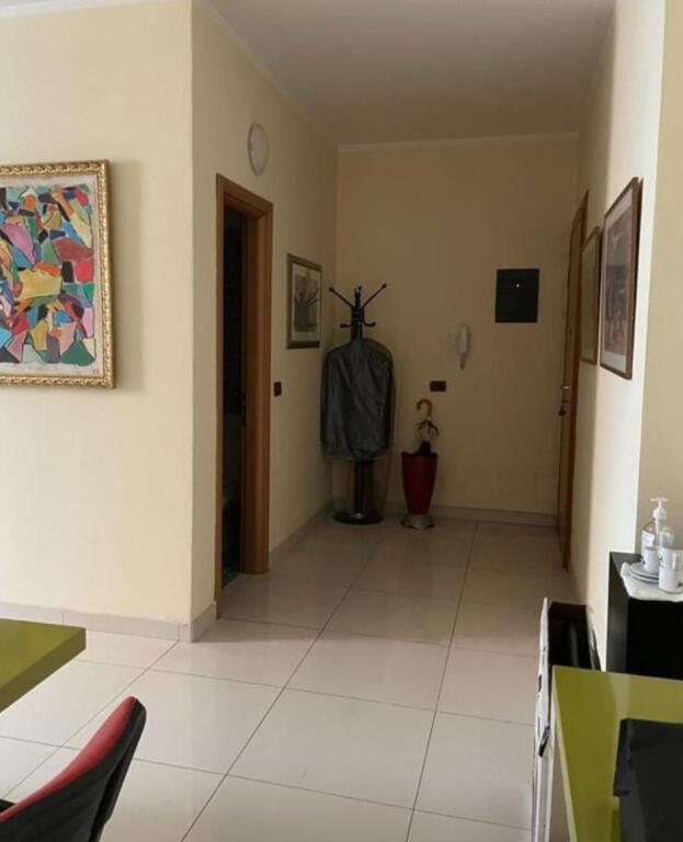 📍 Zyra 42 m² për Qira – Pozicion Strategjik pranë Liceut Artistik