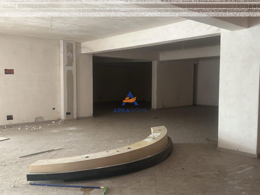 UNITÀ COMMERCIALE IN VENDITA 262M2 "FRESK, VICINO AL DISTRIBUTORE DI CARBURANTE GEGA OIL" 262.000 EURO