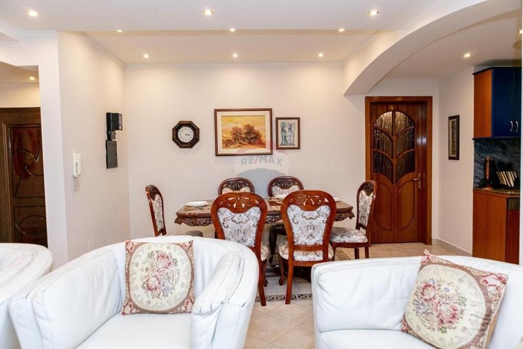 Jepet me qira apartament 3+1+2 (dy tualete)
