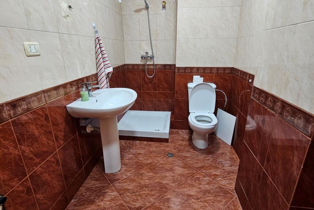 Tek Komuna E Parisit Shitet Apartament 2+1+2 Me Lokacion Perfekt!