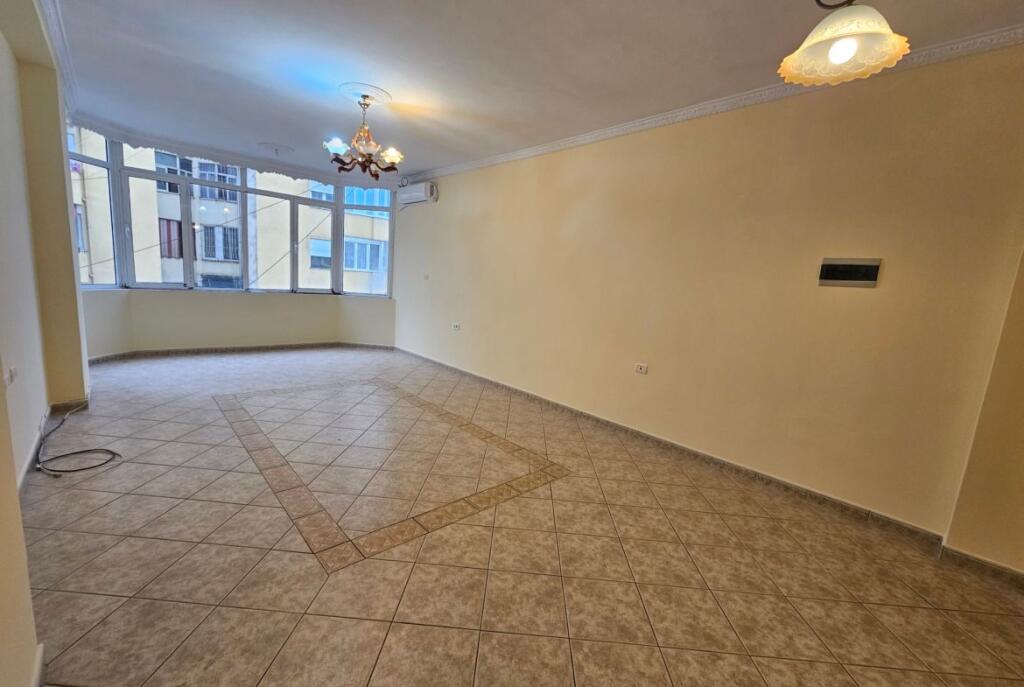 Tek Komuna E Parisit Shitet Apartament 2+1+2 Me Lokacion Perfekt!