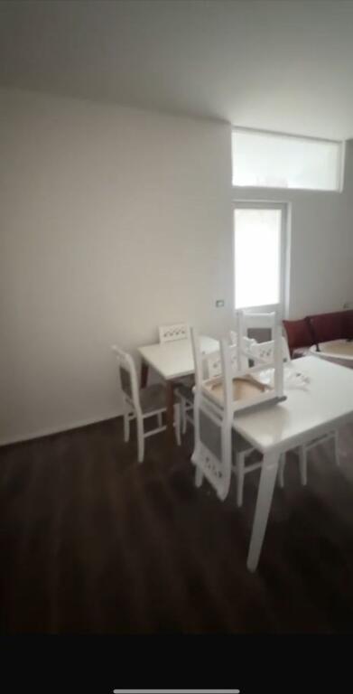 Shitet Apartament 1+1, Fresk